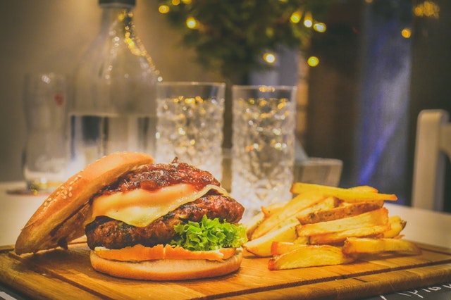 hamburger, hranolky, kalorie